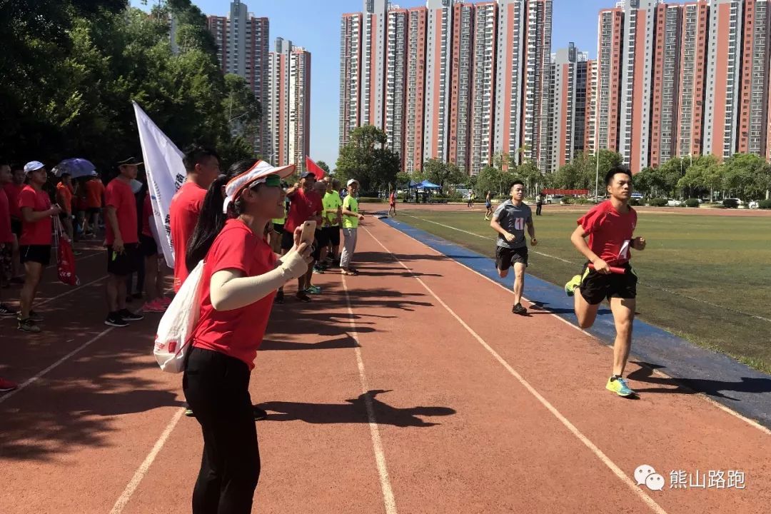 包含钱塘雪豹队鏖战南城暴熊队，拳击巡回赛爆冷，转换速度占优。争冠格局再洗牌的词条