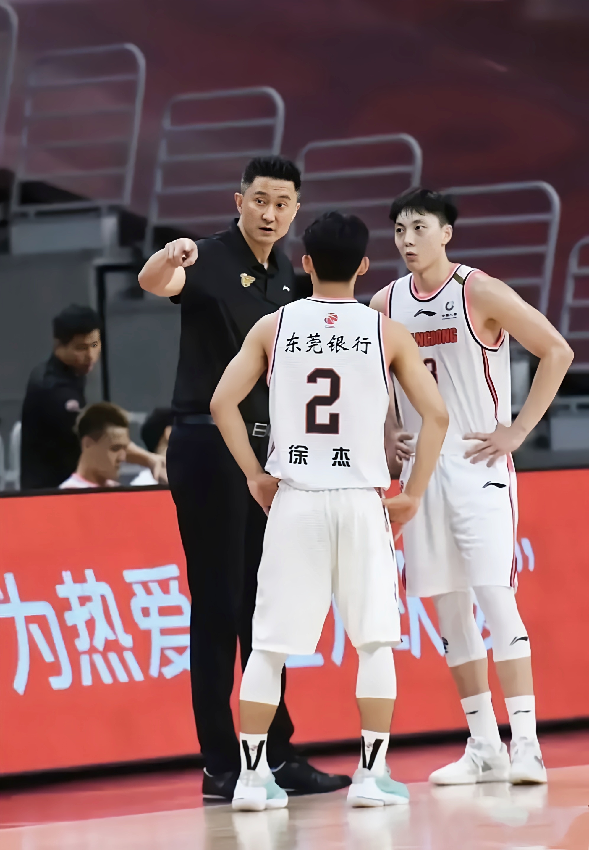 关键时刻体能课后，广东宏远篮板制胜备战CBA季后赛，更衣室稳定，赛季目标并未改变的简单介绍